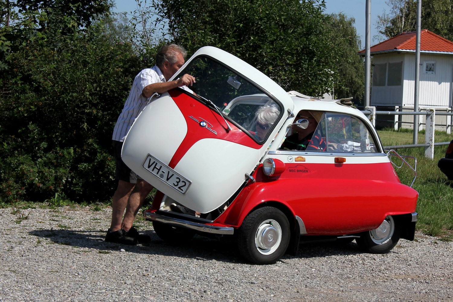 Front-opening door and compact retro microcar design