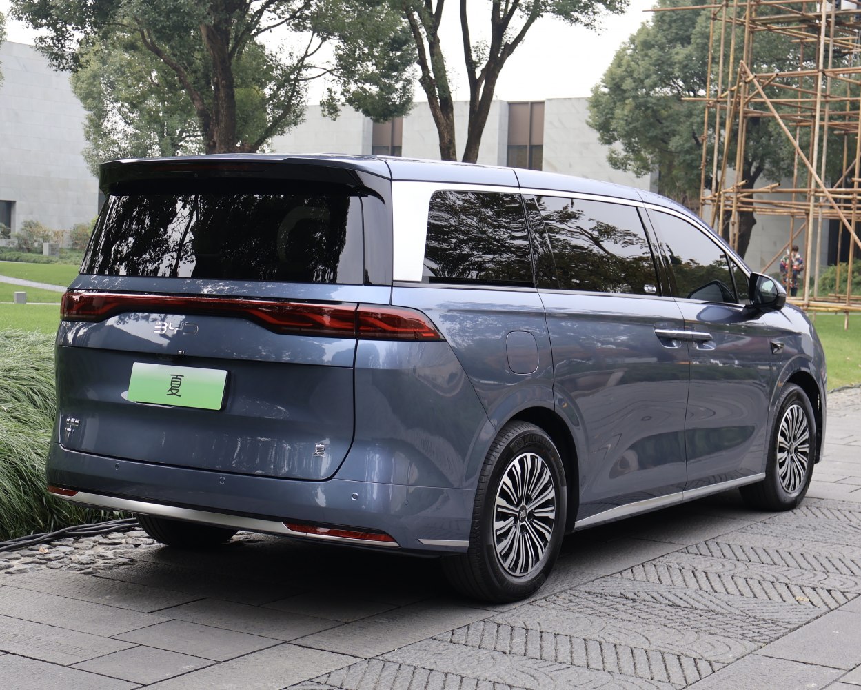 3/4 rear-right view