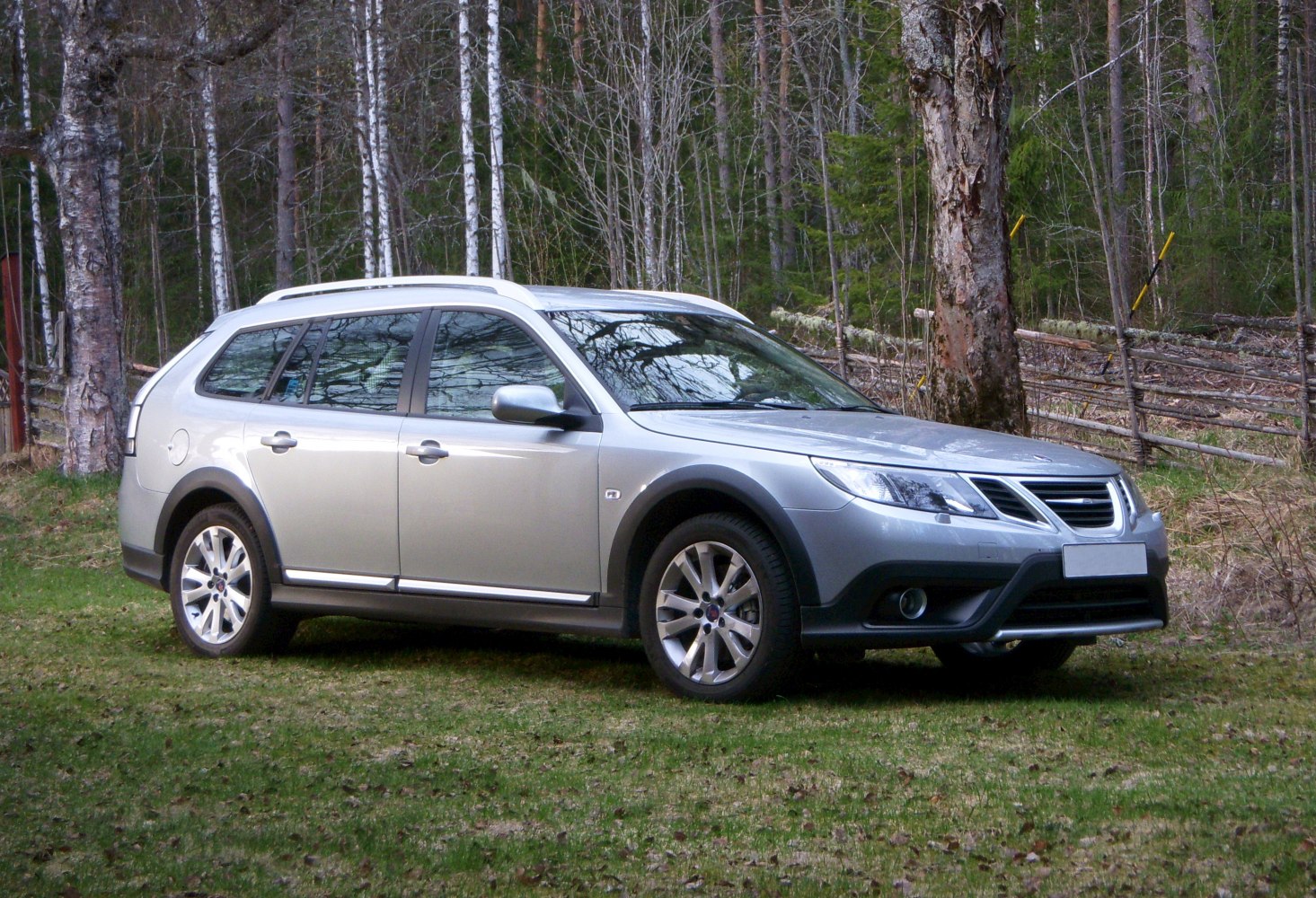Crossover wagon with black cladding and alloy wheels