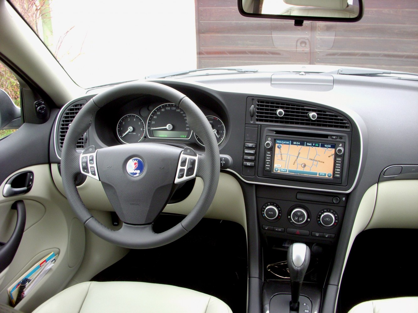 Steering wheel, instrument cluster, and dashboard navigation system