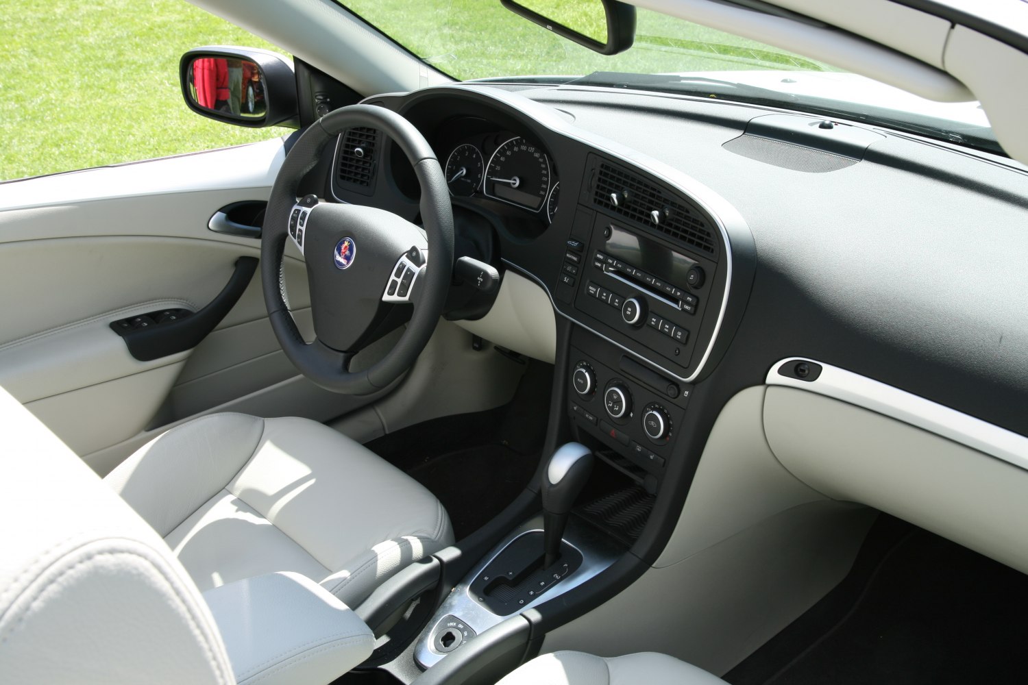Dashboard, steering wheel, center console with automatic gear shifter