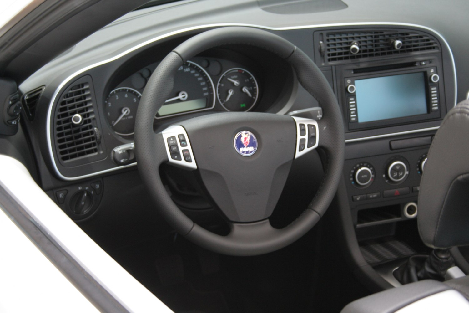 Steering wheel and dashboard with instrument cluster and infotainment unit