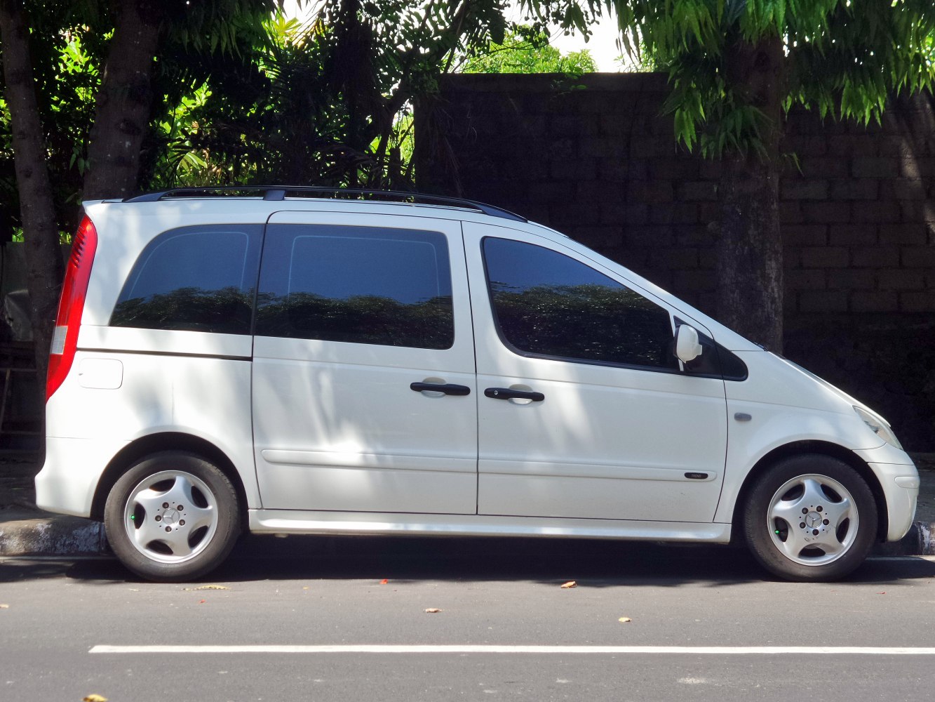 2001 Mercedes-Benz Vaneo (W414) Side View Right