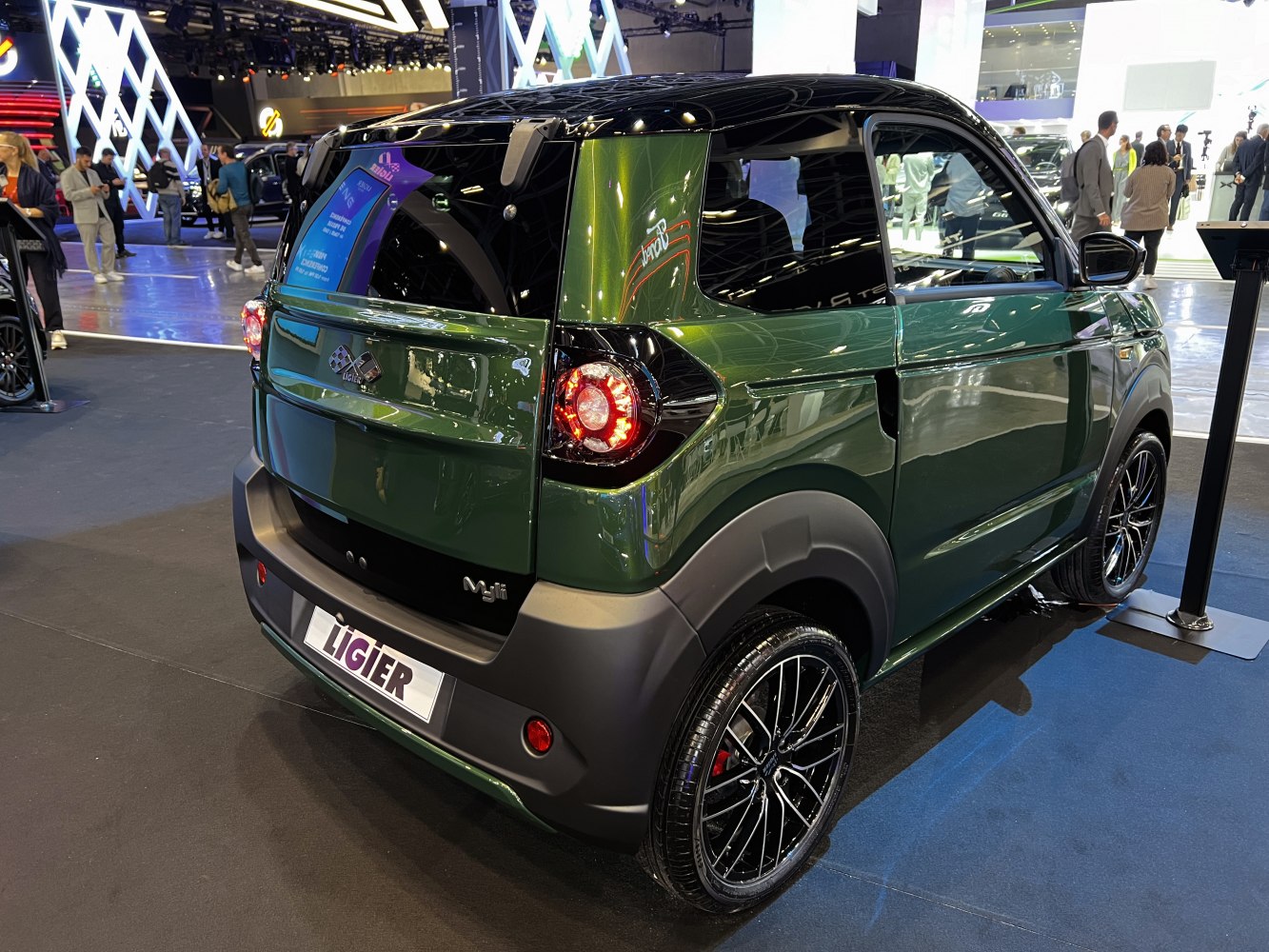 3/4 rear-right view