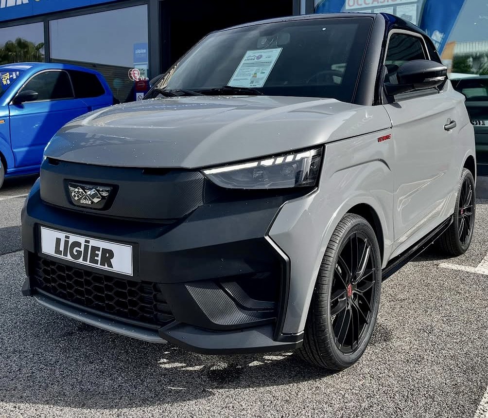 Compact urban microcar front with sleek headlights and modern grille