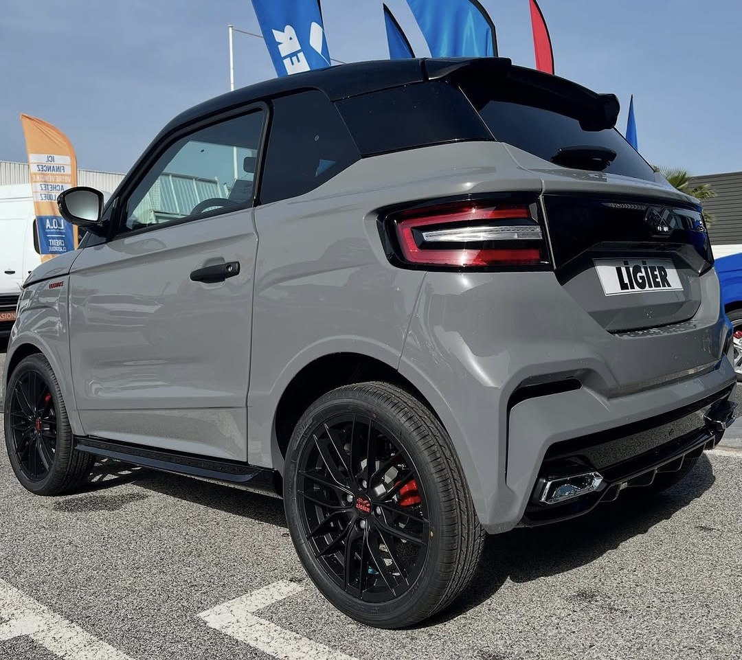 3/4 rear-left view