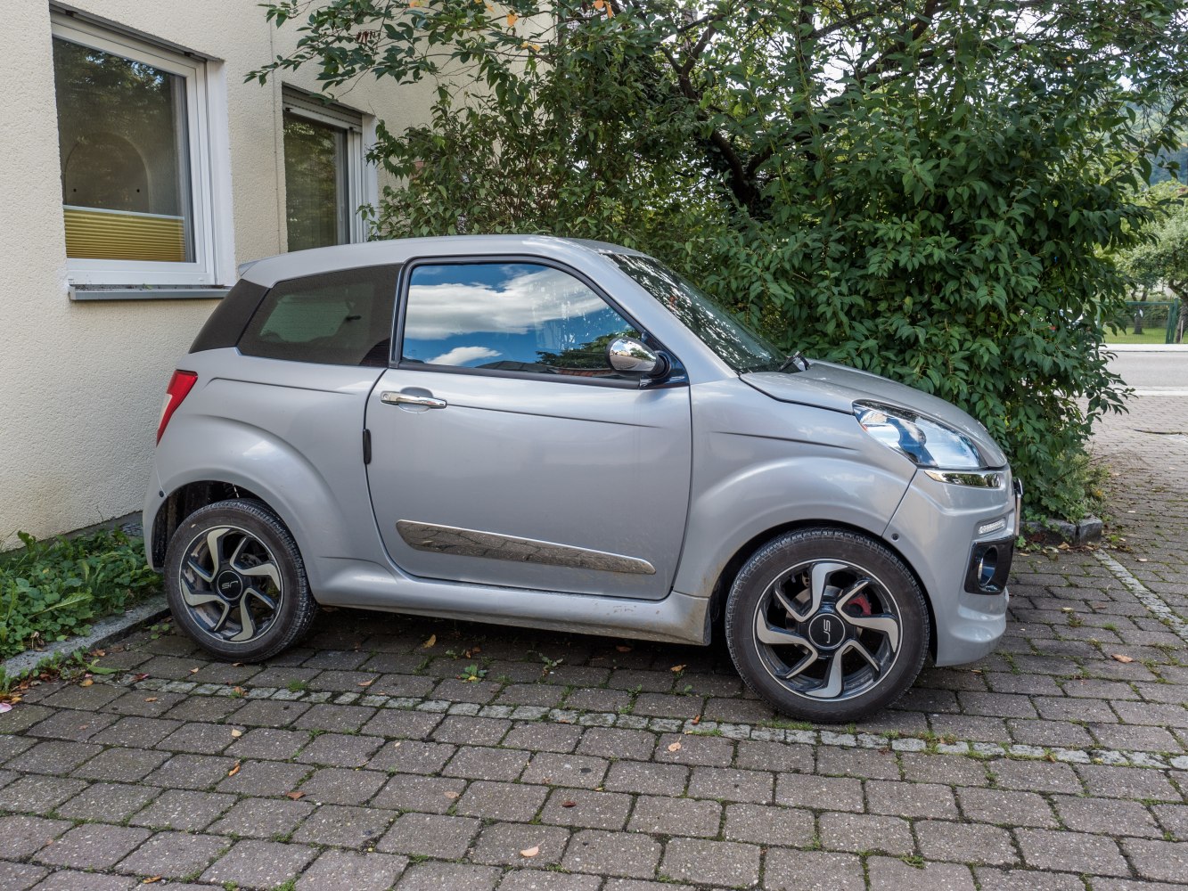 3/4 front-right view