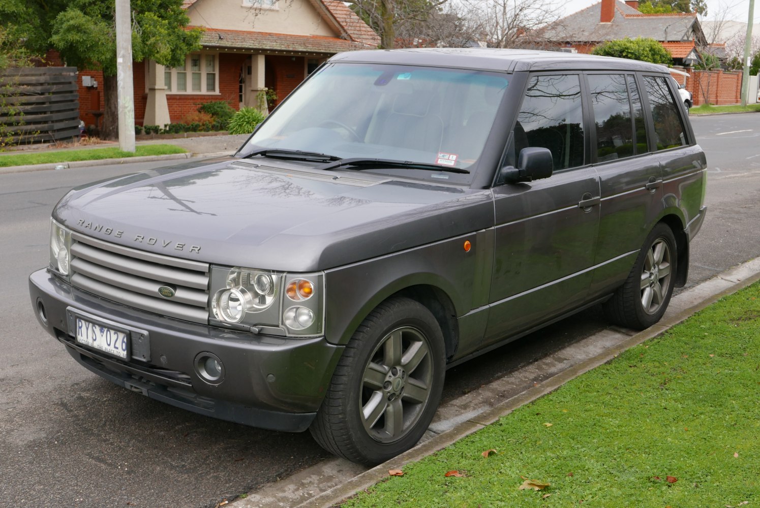 Front and side view of a 2002 SUV with alloy wheels and tinted windows