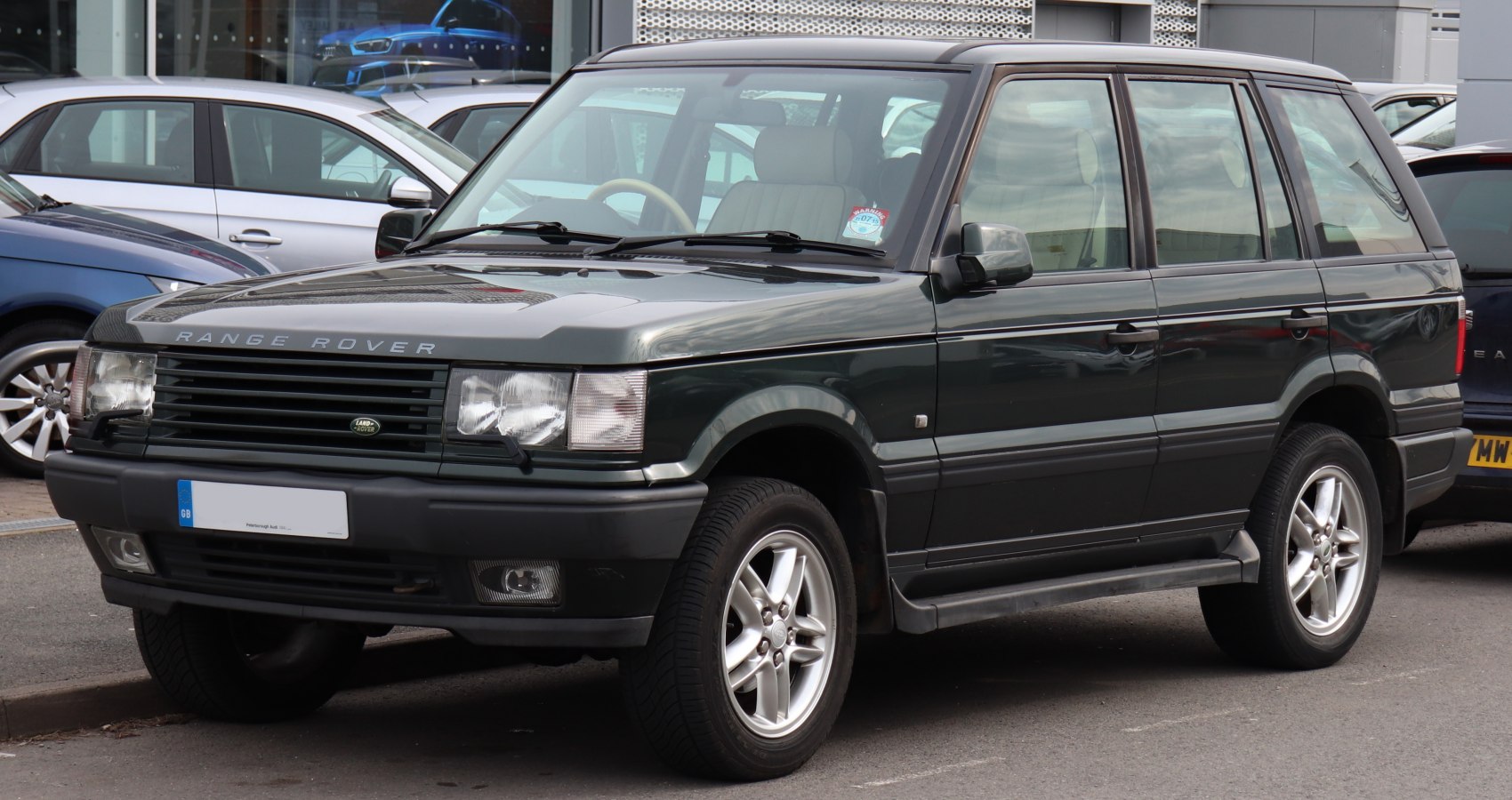 Front side view of classic Range Rover II with distinctive grille and alloy wheels