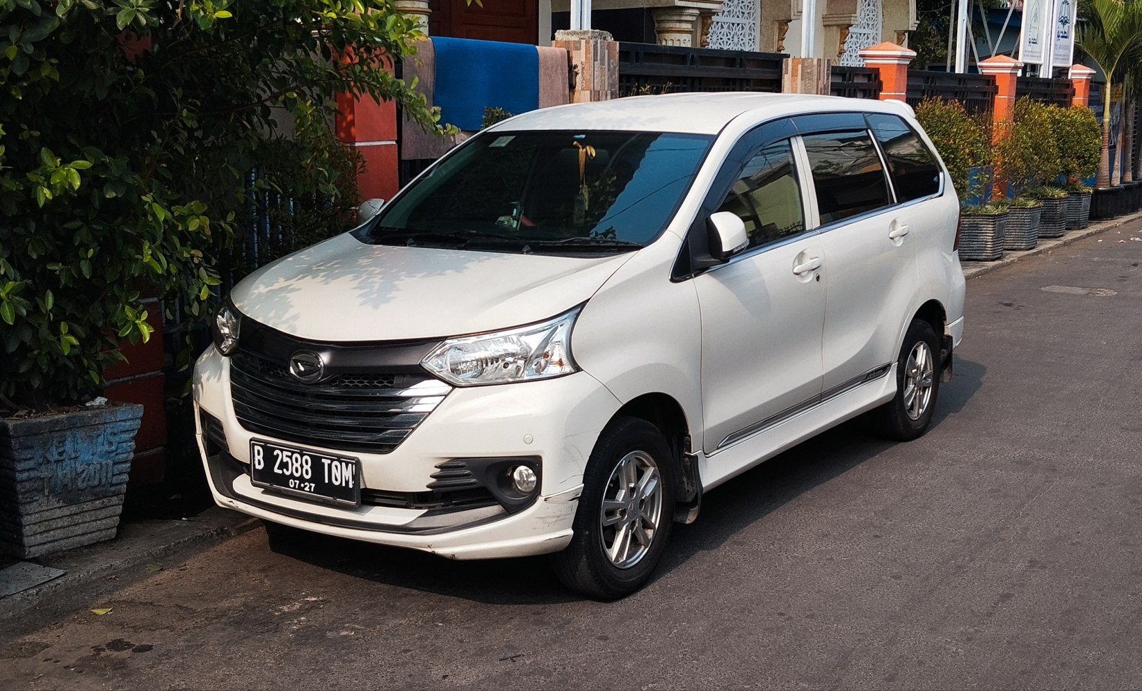 3/4 front-left view