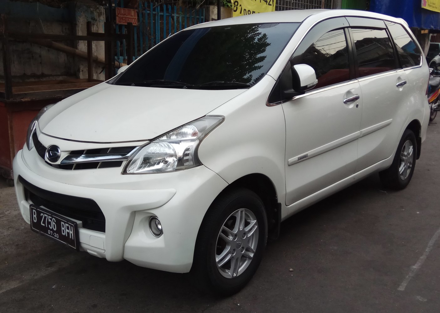 White compact MPV with alloy wheels and integrated fog lights