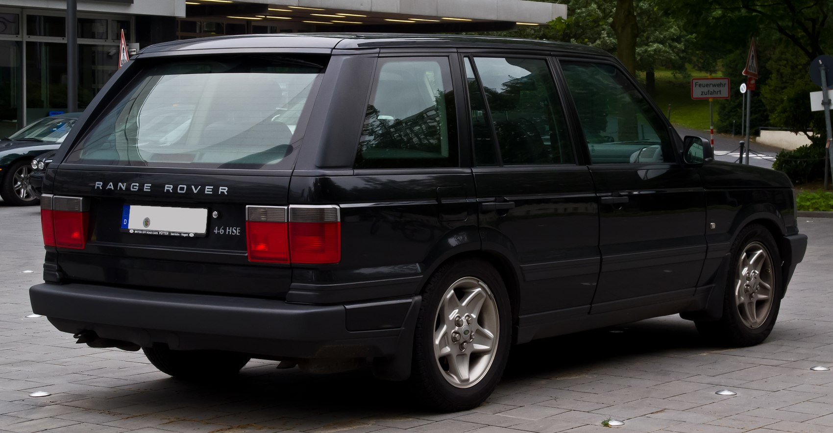 Rear view with tail lights and 4.6 HSE badge on classic luxury SUV