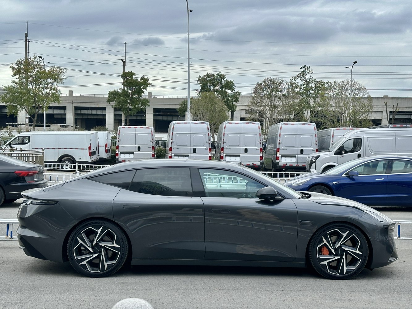 2025 Lynk & Co Z10 Side View Right