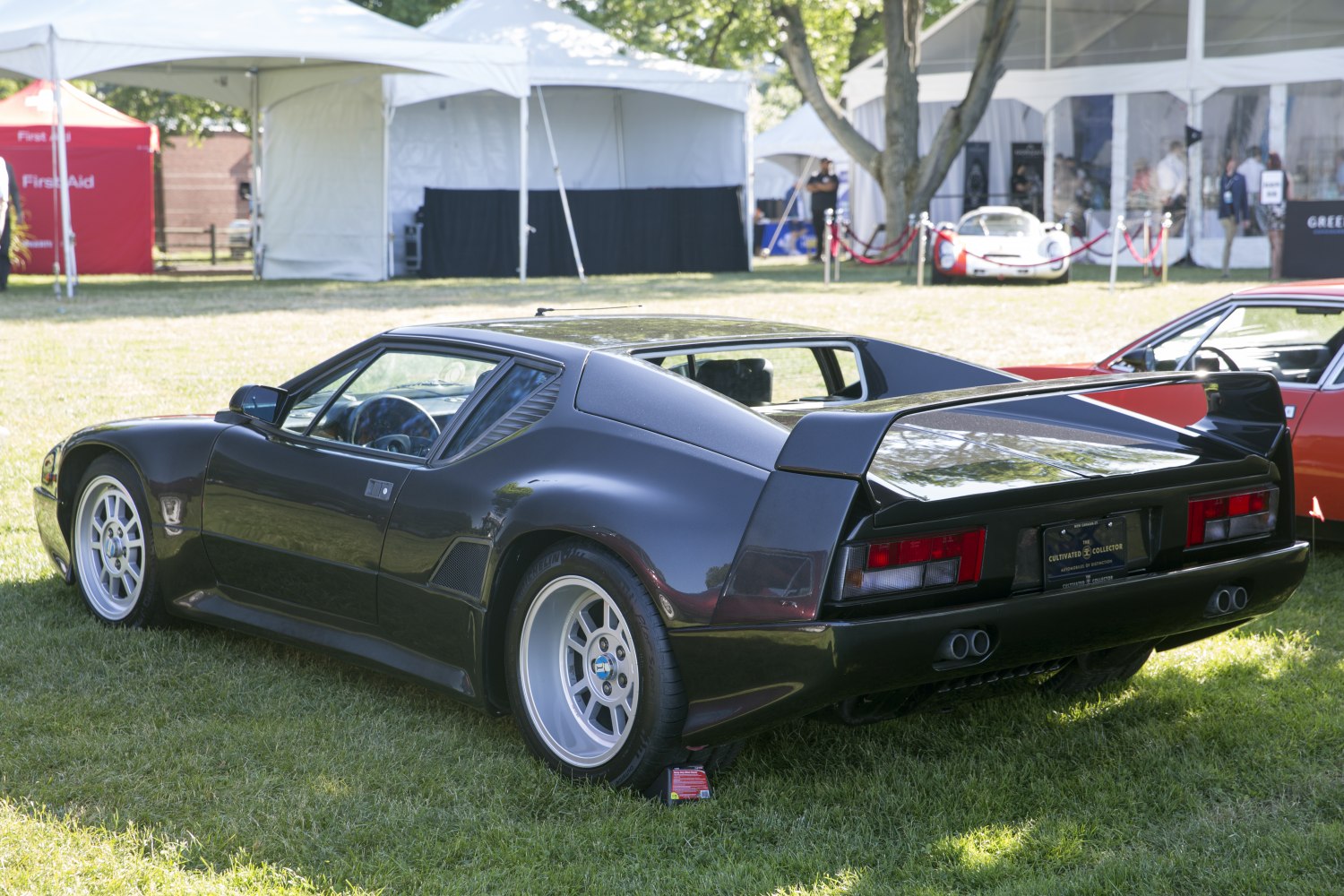 Rear and side profile with rear wing and exhaust pipes