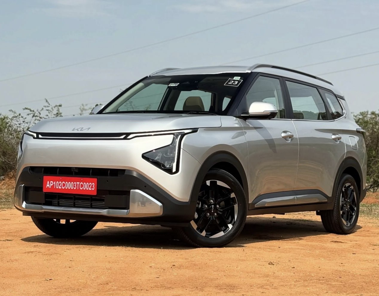 Distinctive front fascia with LED headlights and facelift design
