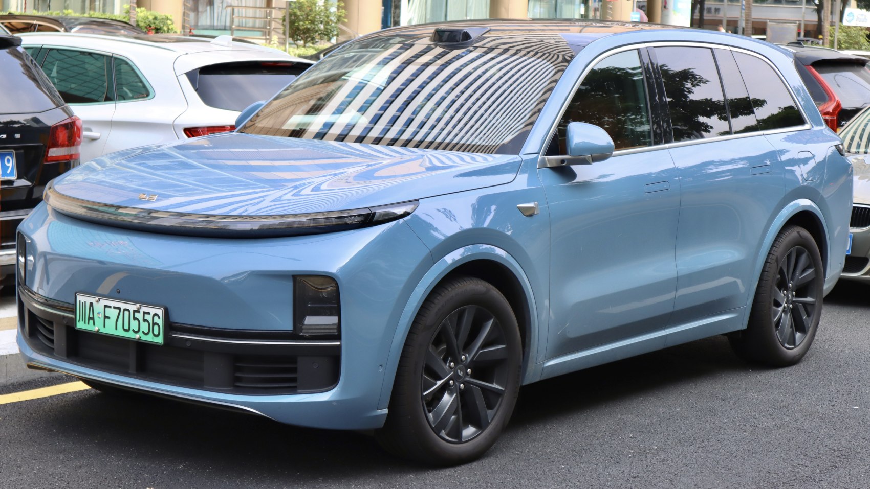 SUV with continuous LED light bar and rooftop sensor
