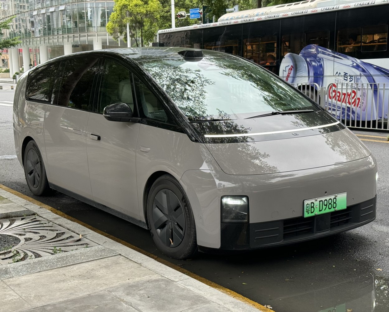 Aerodynamic electric vehicle with integrated headlights and smooth curved body