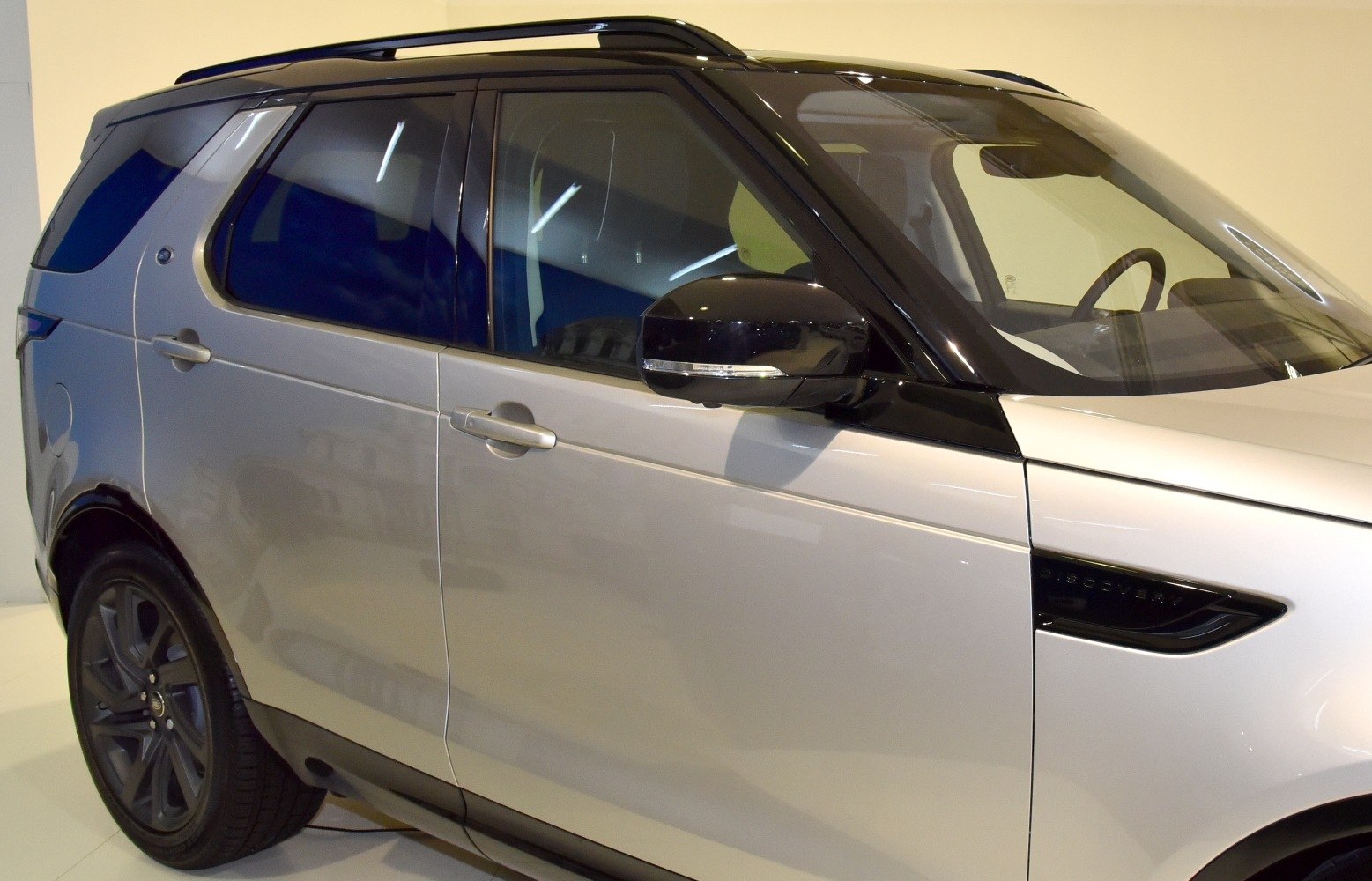 Side profile with black roof, black mirrors, alloy wheels
