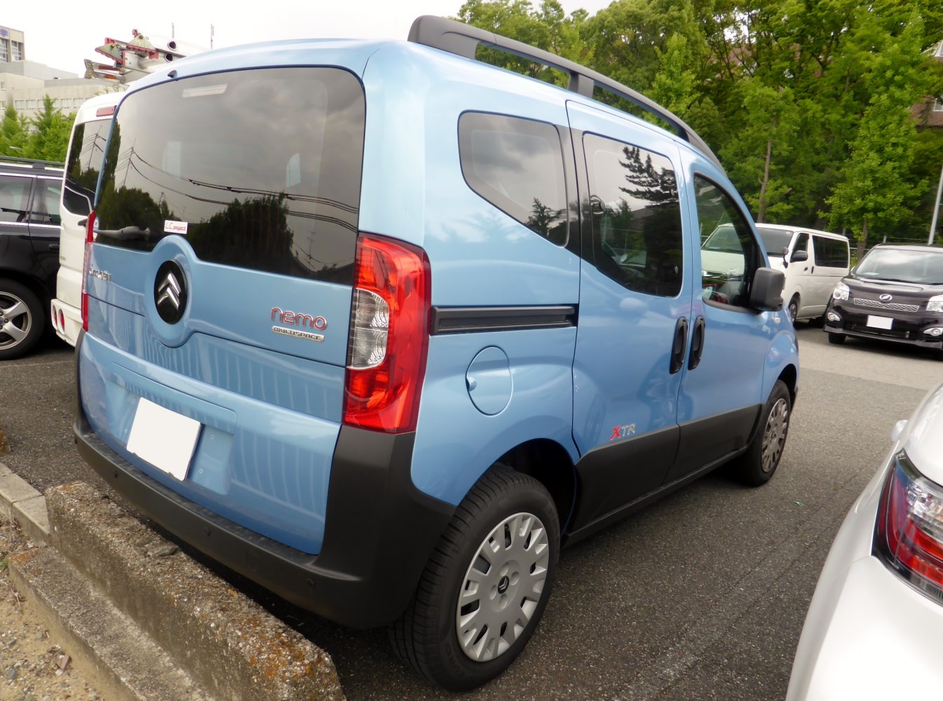 Rear-side of compact van with sliding door and roof rails