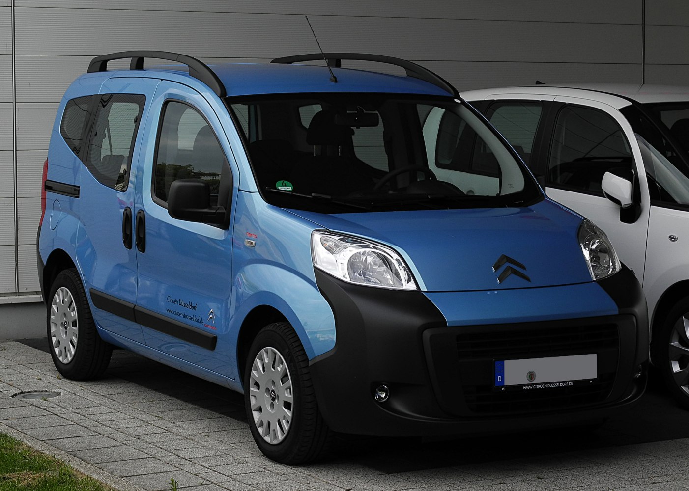 Compact MPV with sliding doors and roof rails
