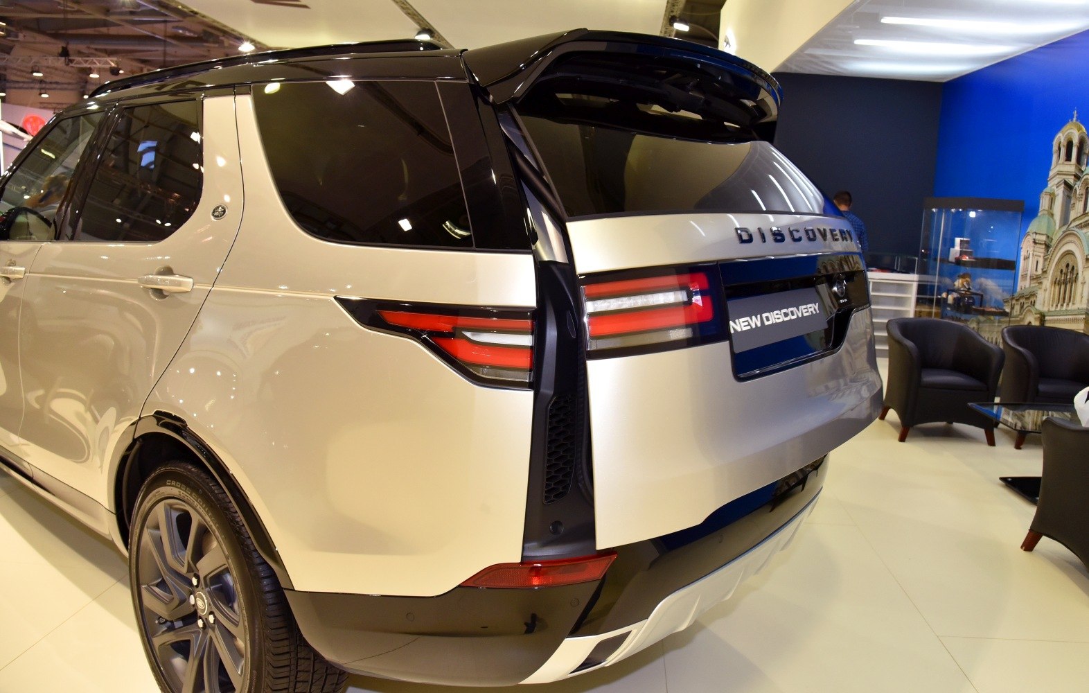 Rear end with distinctive horizontal tail lights and sporty roof spoiler