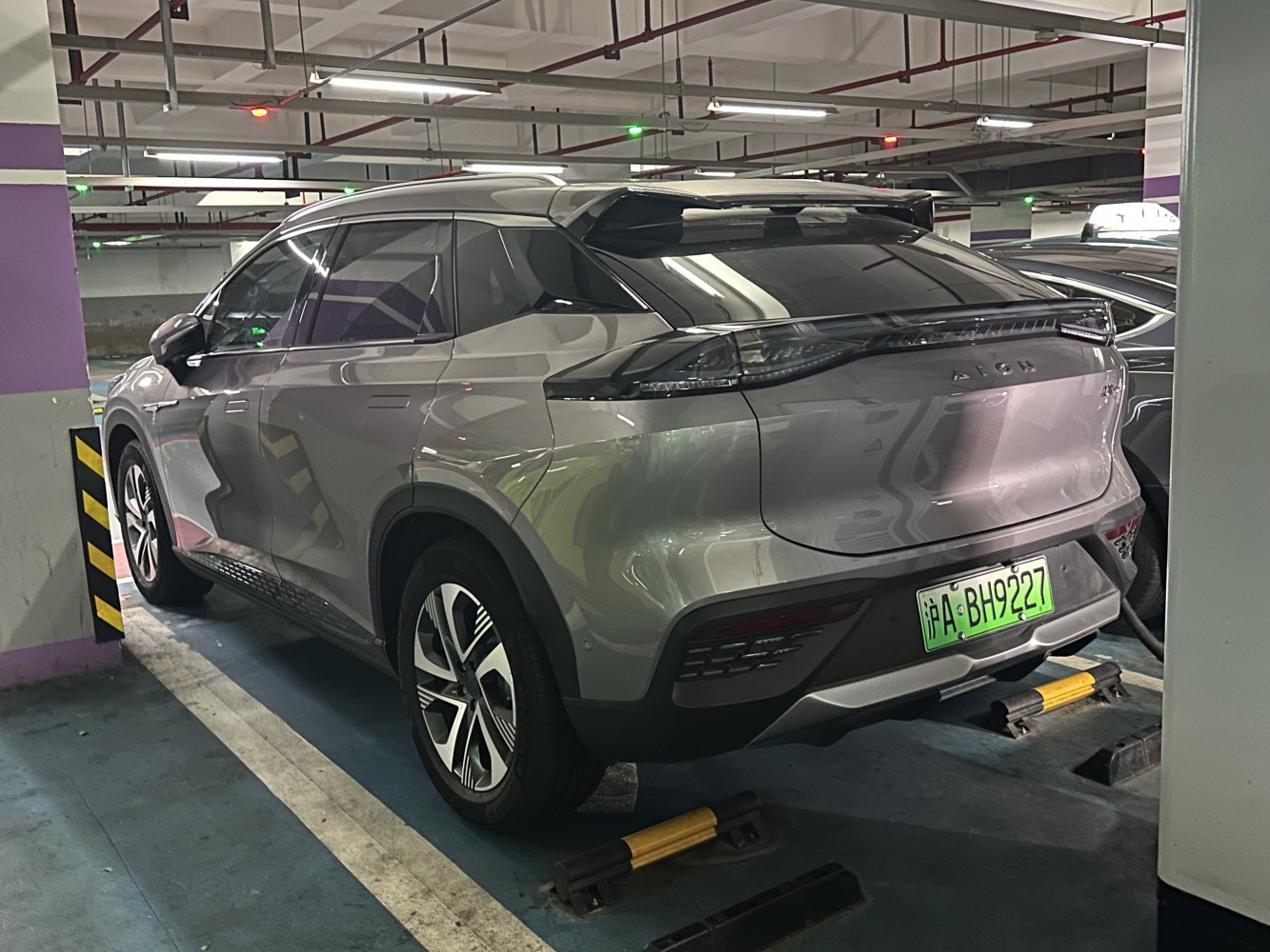 Rear-side view with roof spoiler and sleek taillights
