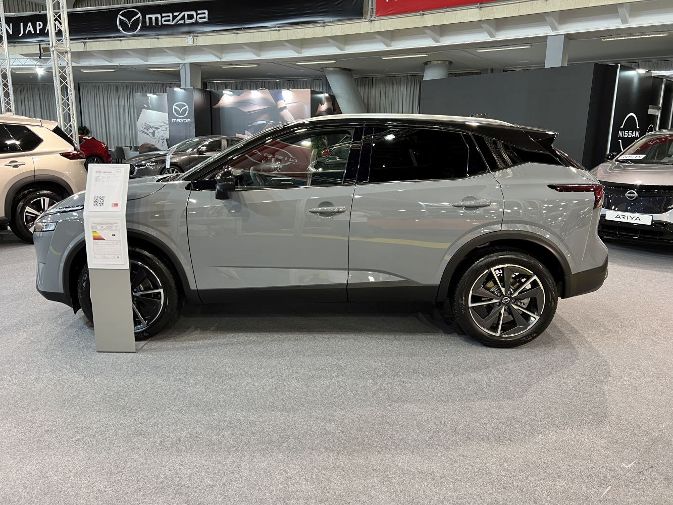 Side profile of an SUV with two-tone roof, alloy wheels, and tinted windows