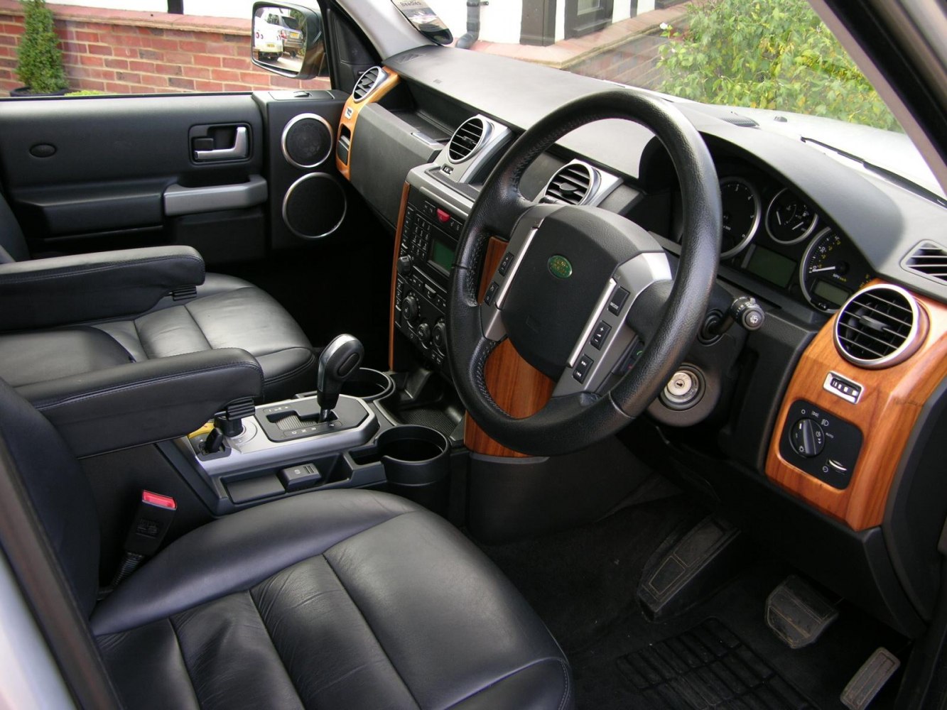 Leather seats, wood trim dashboard, analog gauges, gear shift