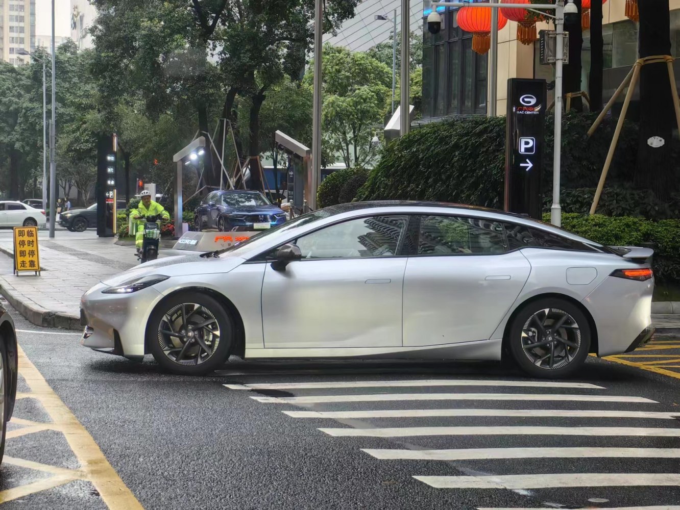 2023 Hyper GT Side View Left