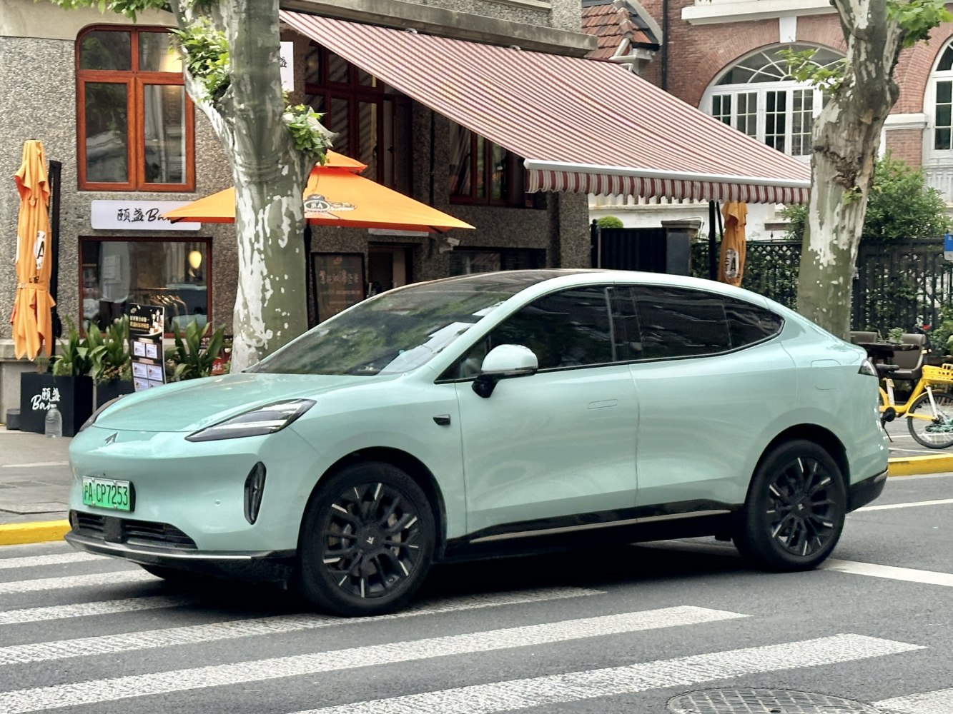 Sleek aerodynamic electric crossover with flush door handles and black alloy wheels