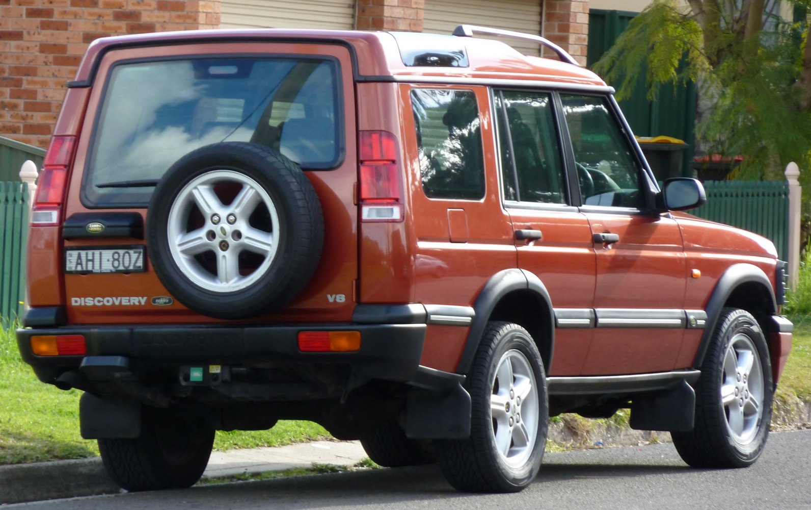 Rear side view with spare wheel mounted on tailgate and roof rails