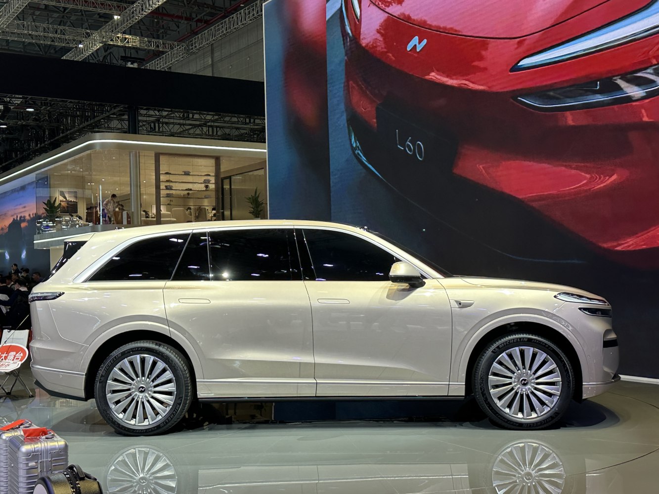 2025 Onvo L90 Side View Right