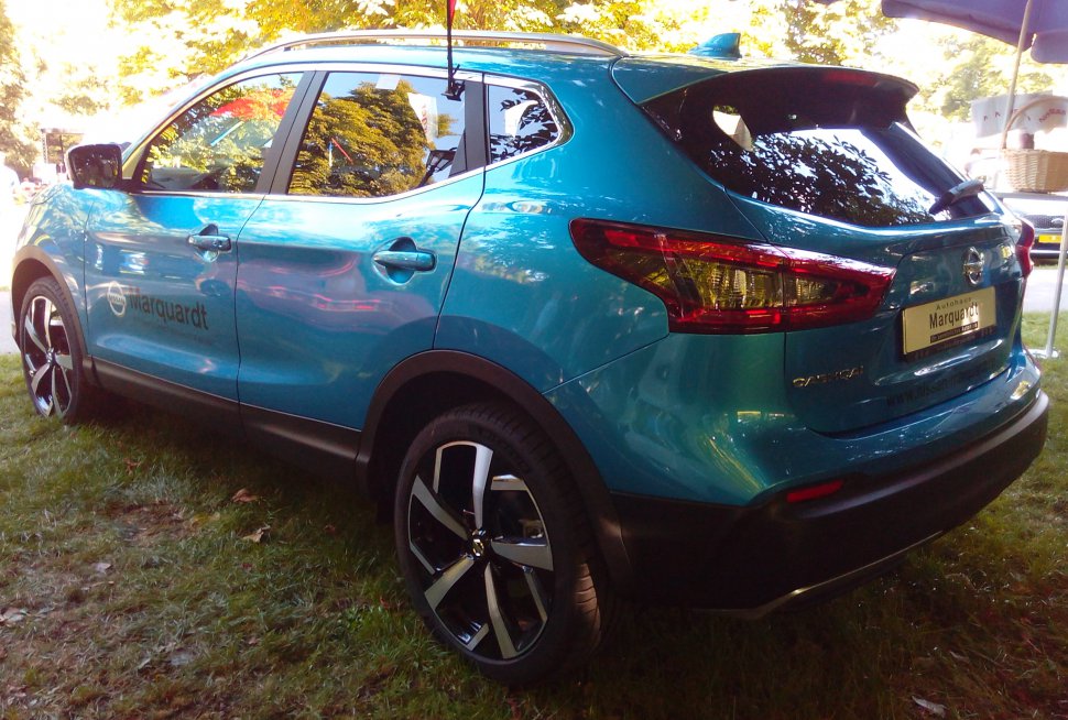 Rear side view with alloy wheels and taillights