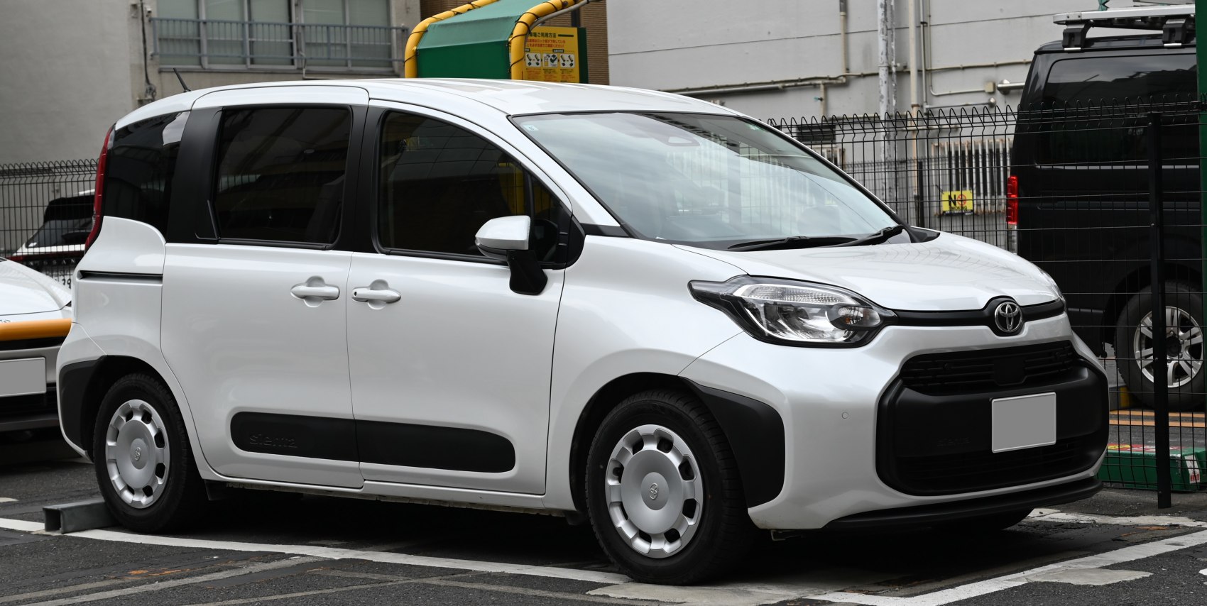 Compact MPV with distinctive front fascia and sliding rear doors