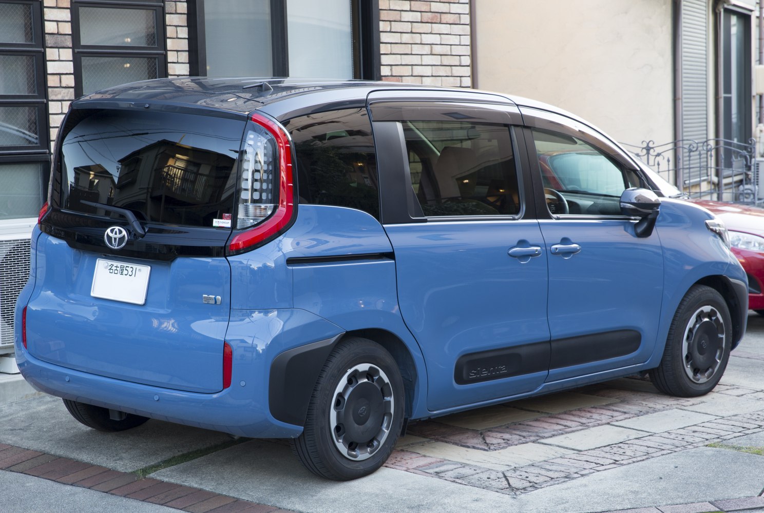 Compact MPV with sliding doors and vertical LED rear lights