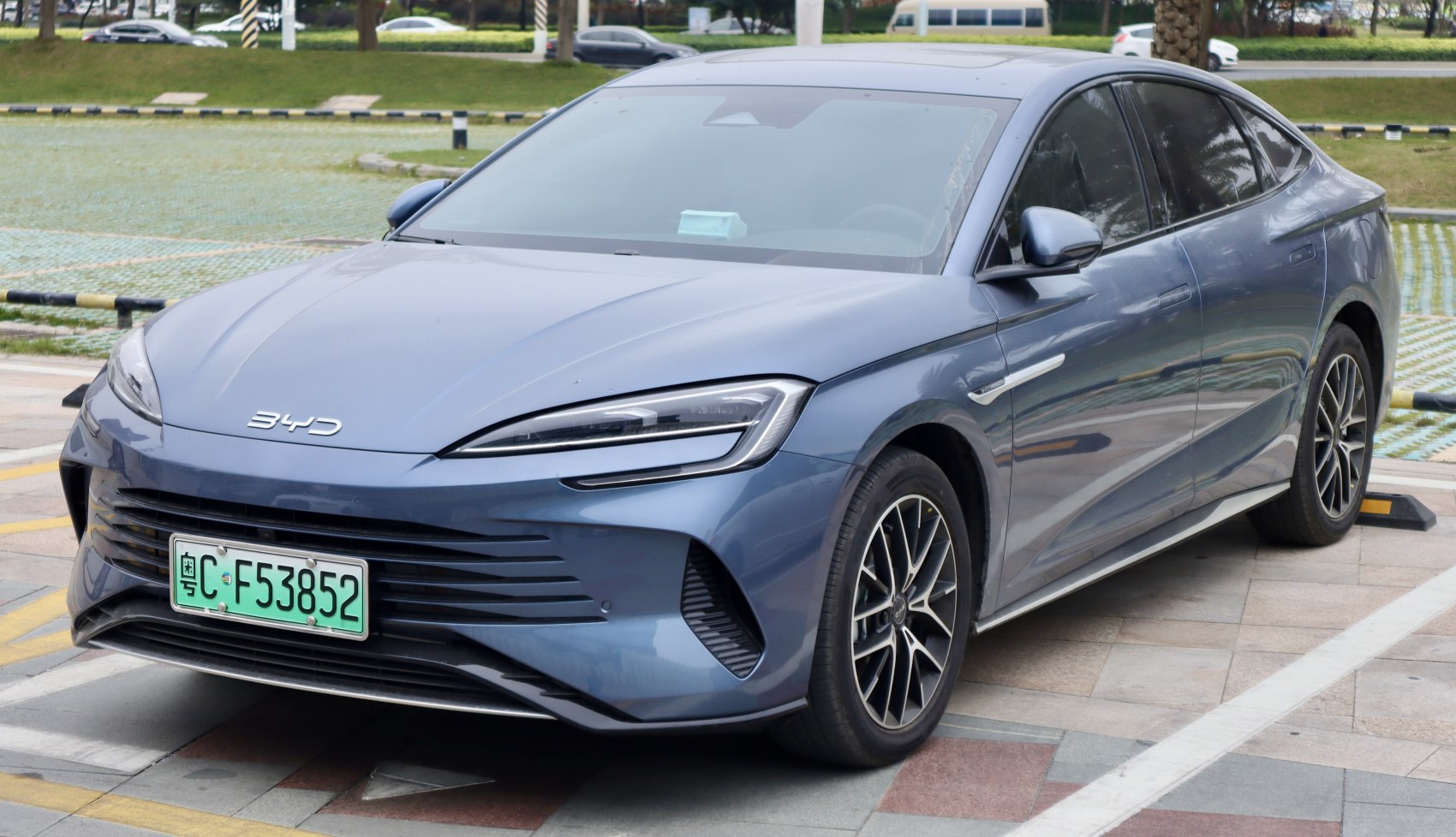 Aerodynamic front fascia with LED headlights and stylish alloy wheels