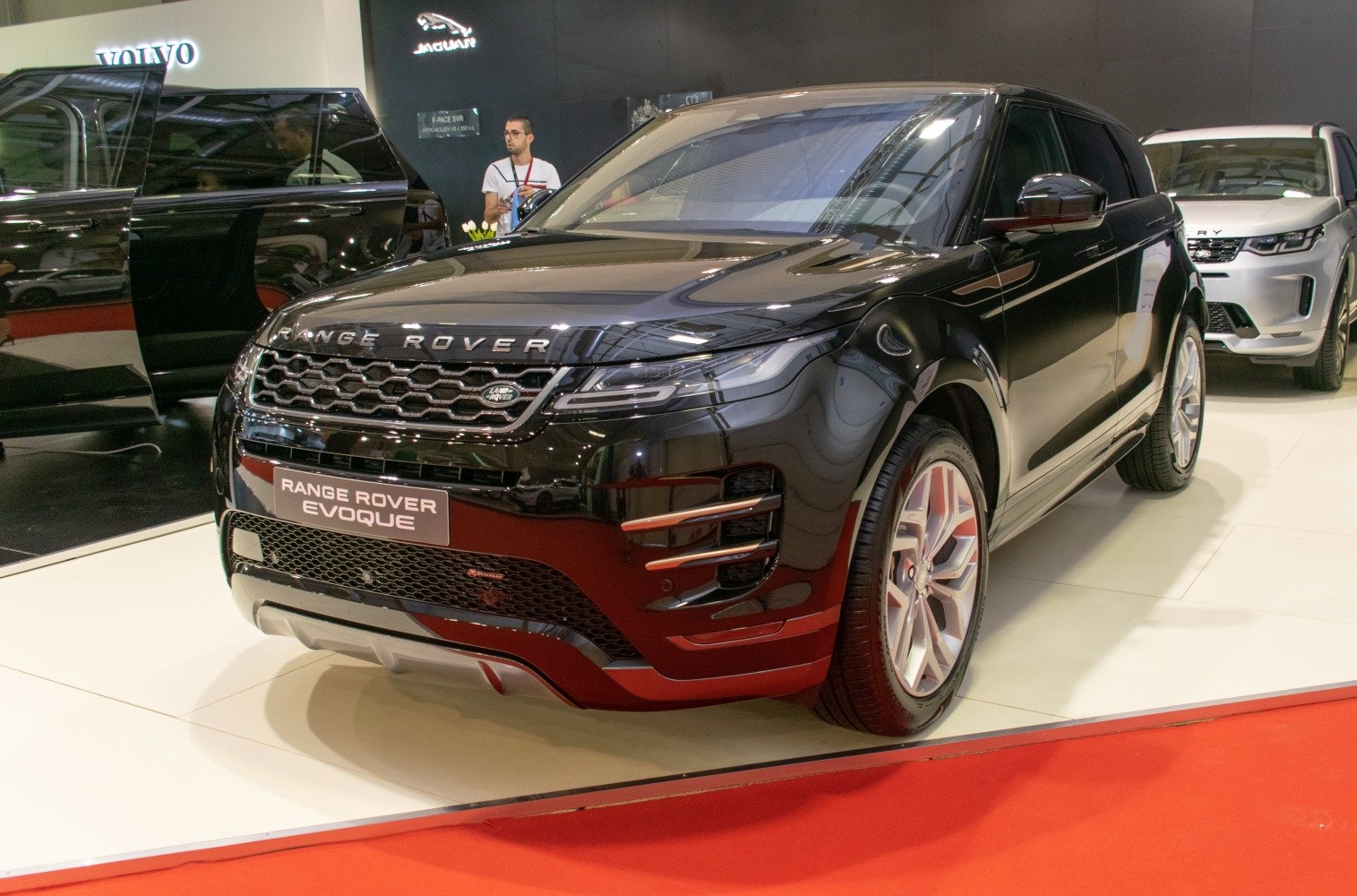 SUV front grille, headlights, black paint, wheel design