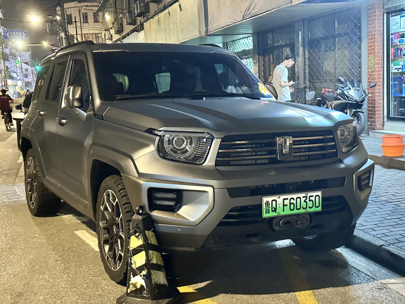 Front grille, LED headlights, rugged SUV design