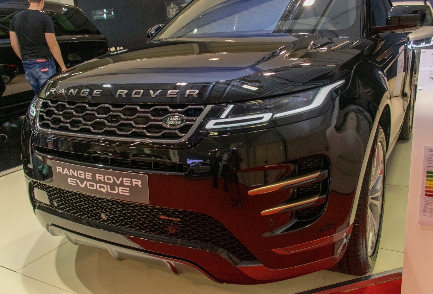 Range Rover Evoque II front grille and LED daytime running lights