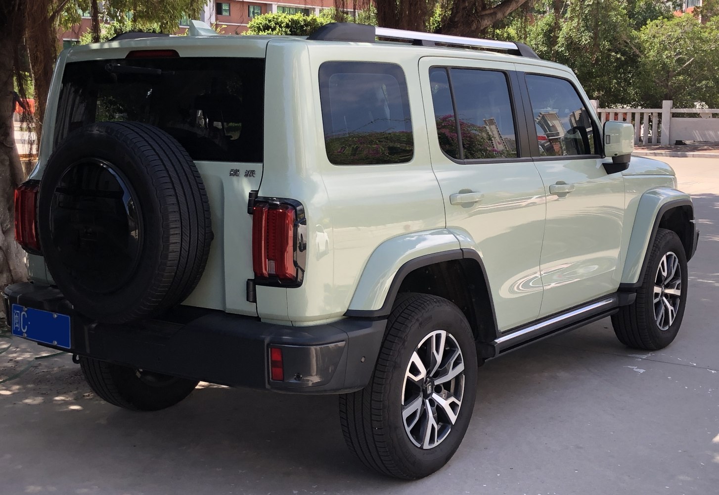 Boxy rear and side view of SUV with rear spare tire and roof rail