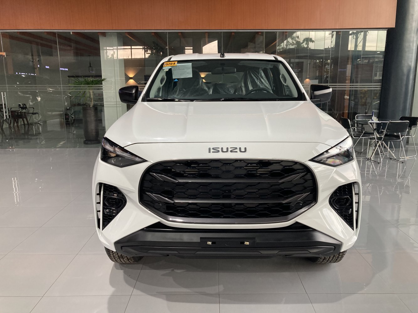 Large hexagonal grille with sleek LED headlights