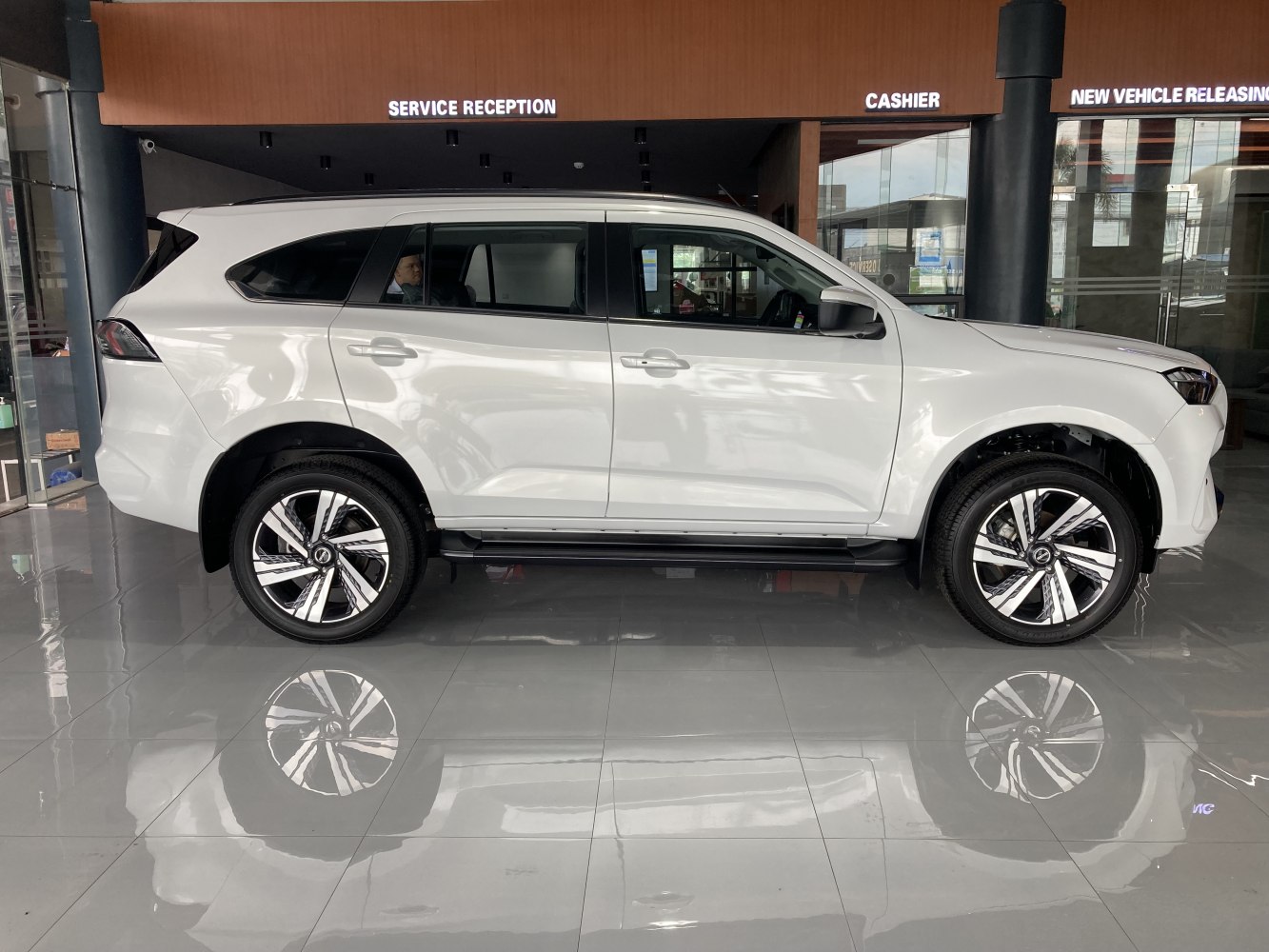 2025 Isuzu MU-X II (facelift 2024) Side View Right