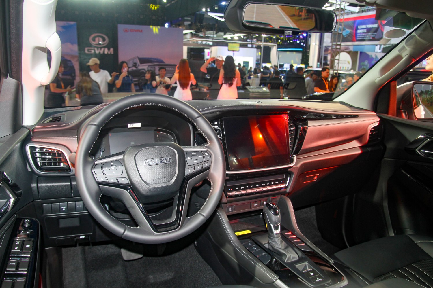 Digital dashboard and multifunction steering wheel with large infotainment screen