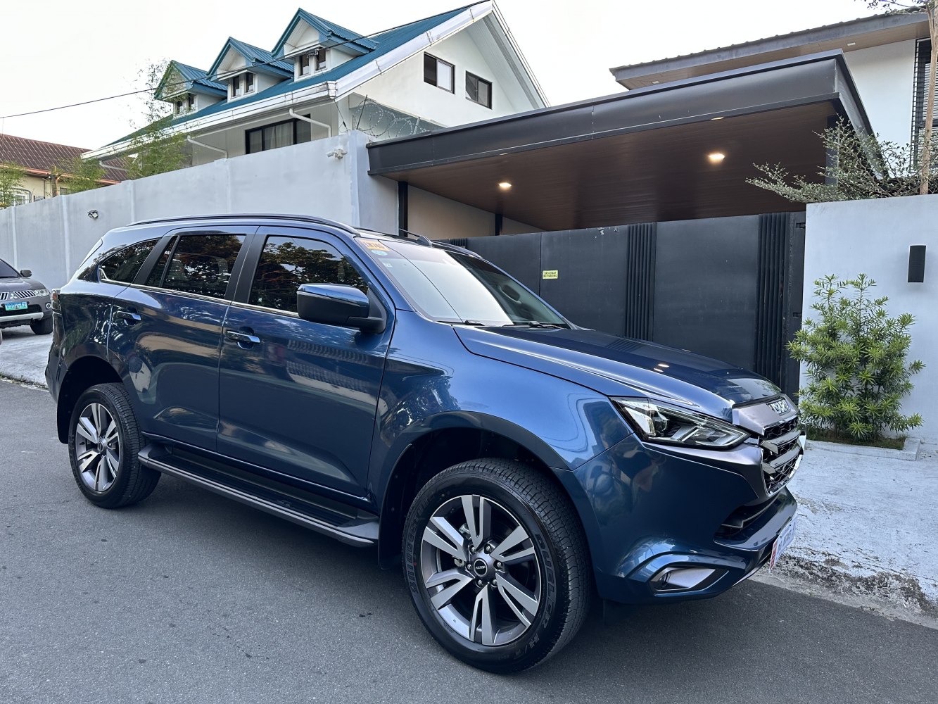 Side front view of SUV with alloy wheels and modern headlamps