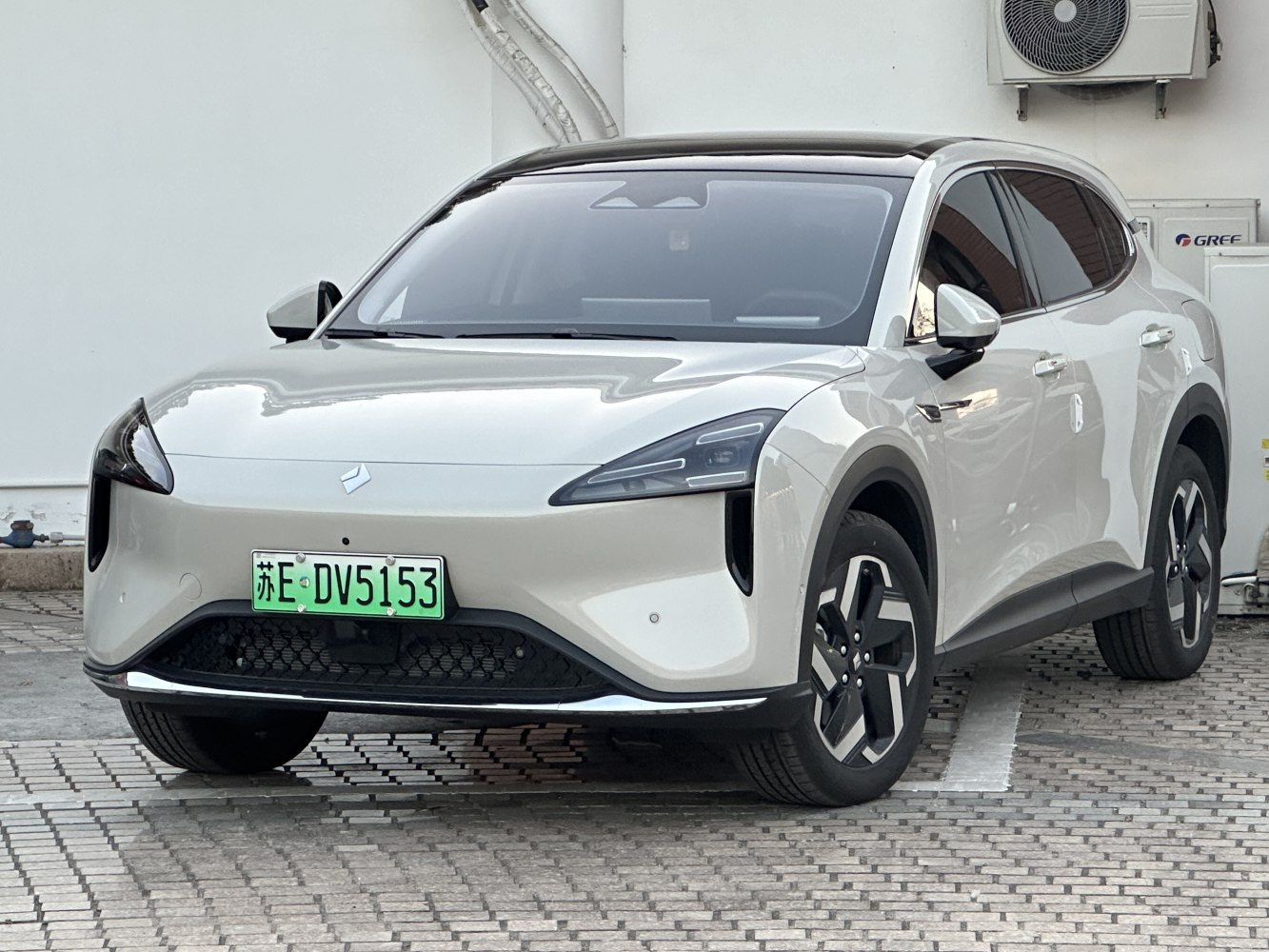 Sleek front fascia and aerodynamic side profile with modern headlights and alloy wheels