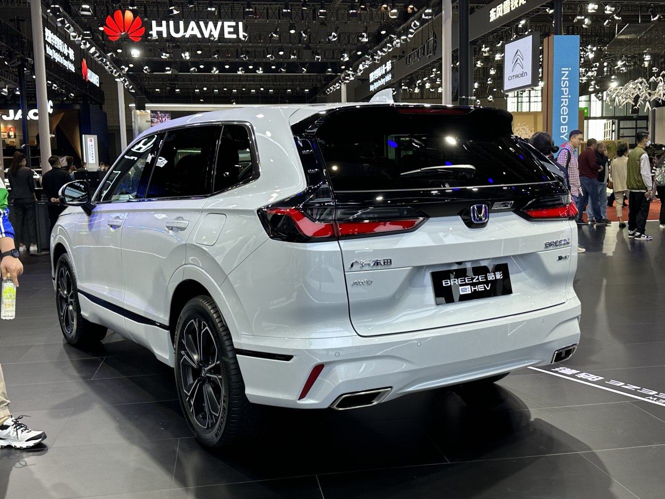 Rear design with sleek tail lights and hybrid e:HEV badge