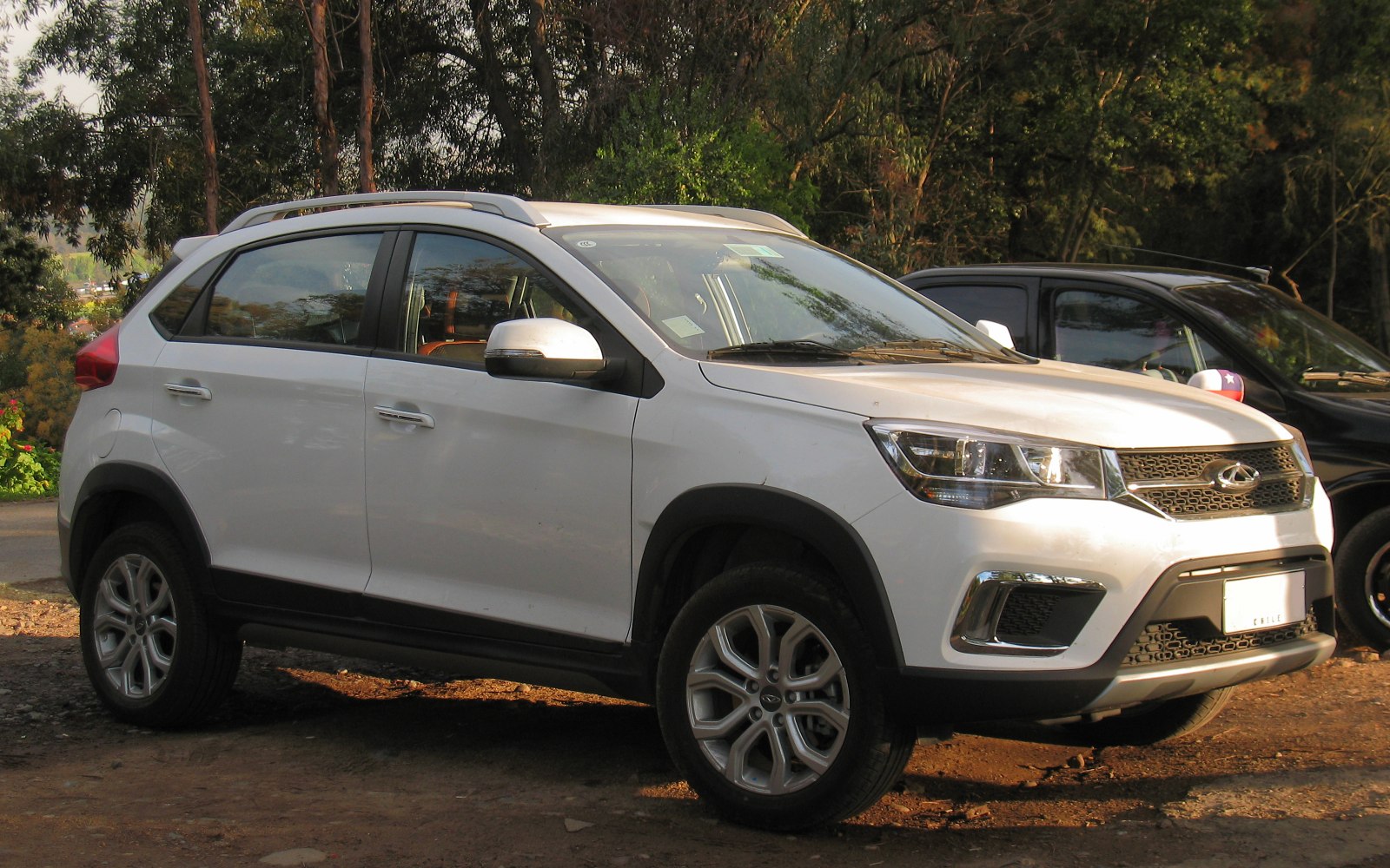 Compact SUV front-side profile with alloy wheels and black trims