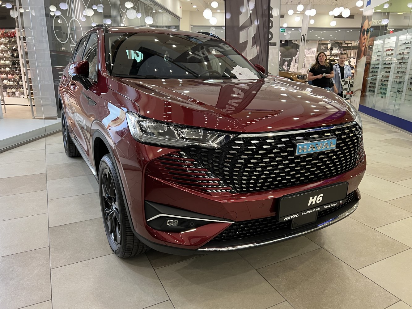 SUV front grille with dynamic headlights and black alloy wheels