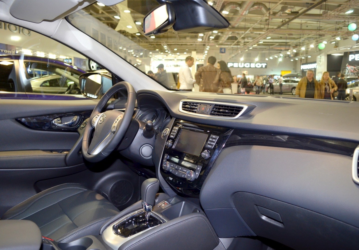 Dashboard and steering wheel with console and gear shift