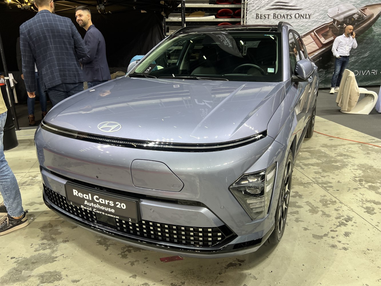 Smooth aerodynamic front with LED strip and geometric headlamps